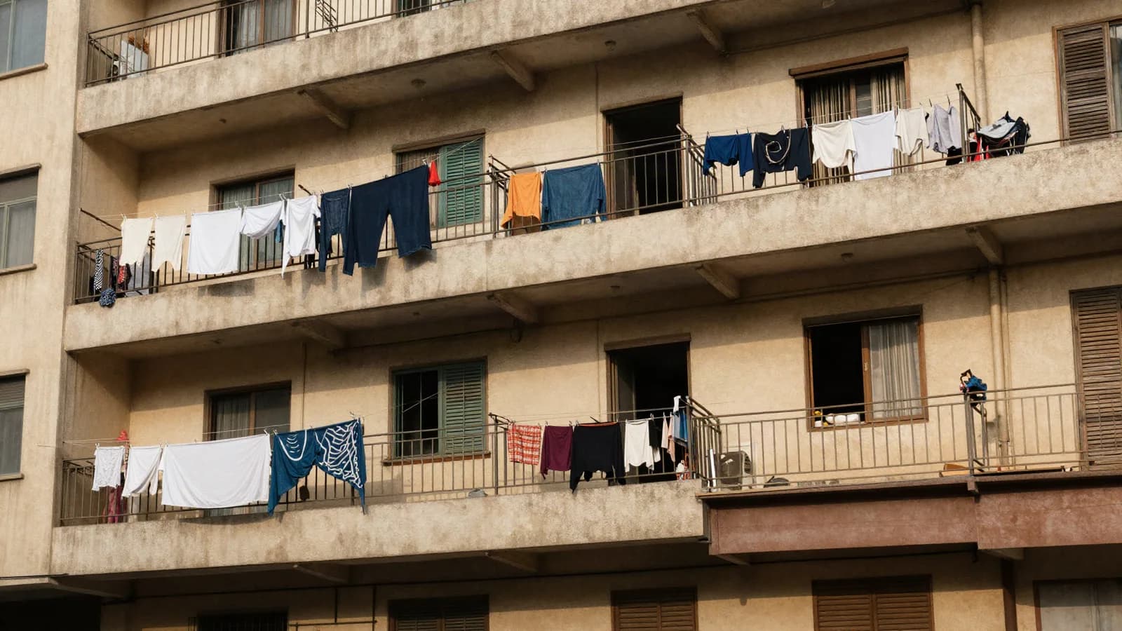 Vous achetez un immeuble, un locataire commercial est dedans : il reste, même si le bail n'est pas au TF (CA Com. Casa 2022)