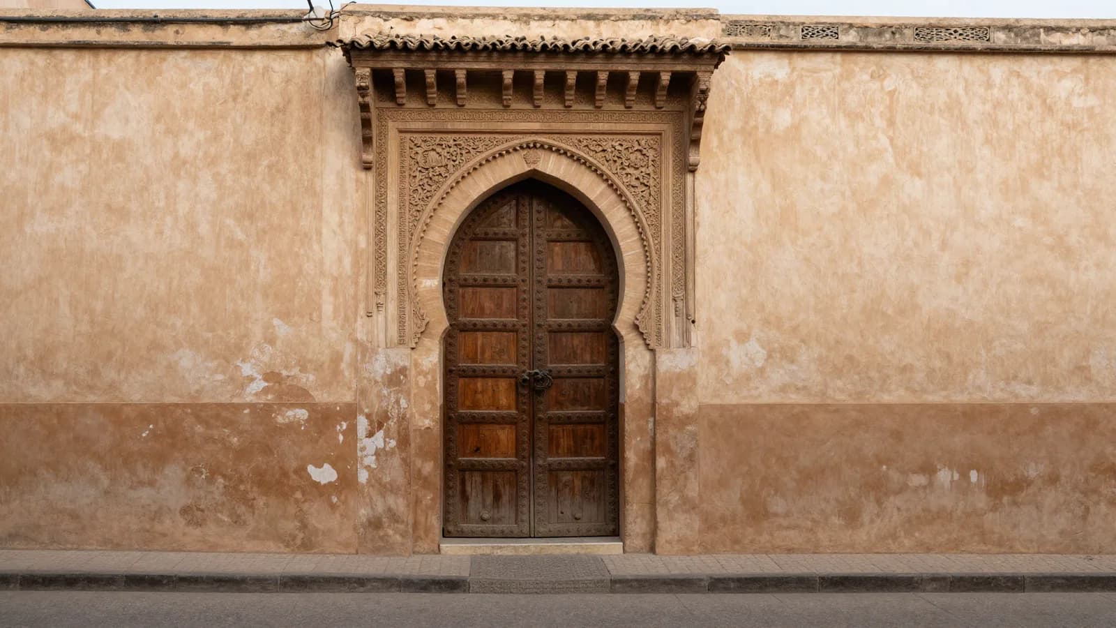 Ancien édifice de fondation pieuse à porte de bois sculptée et plâtre ciselé — statut et location des biens habous