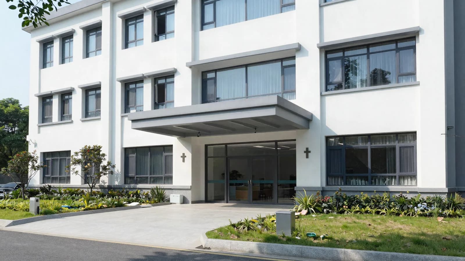 Clinique privée à façade contemporaine avec auvent d'entrée — méthodologie d'évaluation de l'immobilier de santé