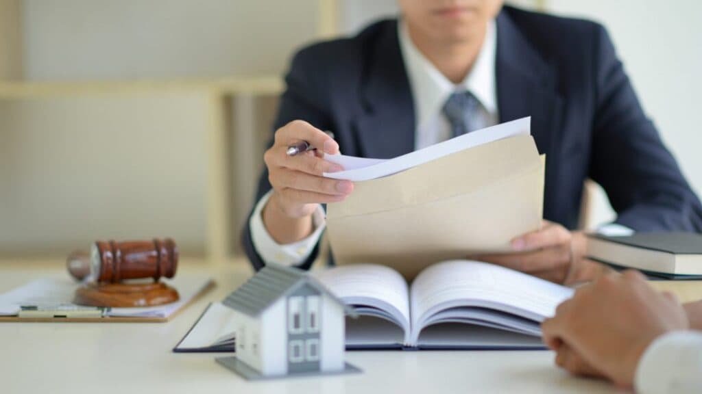 Adoul vs Notaire au Maroc — quel acte immobilier choisir en 2026
