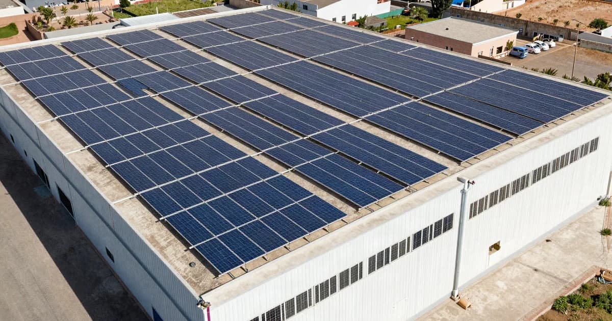 Case study — Évaluation d'une ferme solaire en toiture d'entrepôt logistique à Casablanca : bail énergie et double valorisation