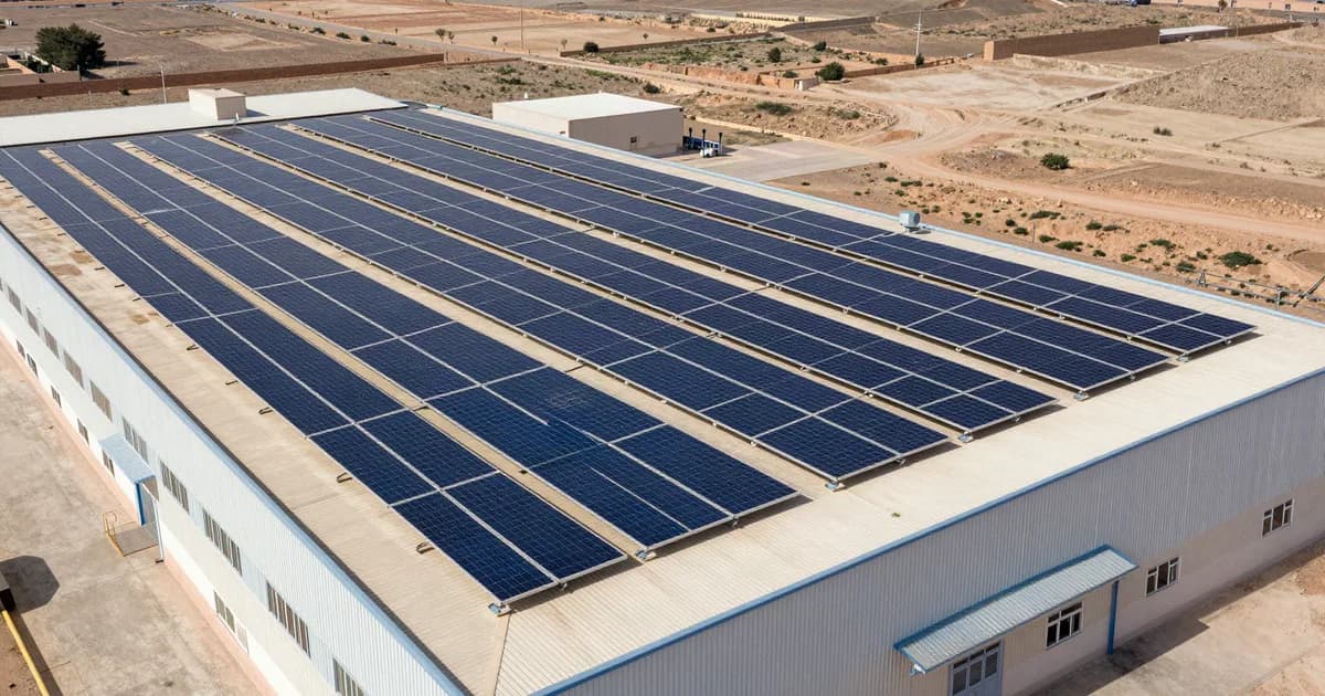 Panneaux solaires couvrant la toiture-terrasse d'un entrepôt logistique près de Casablanca