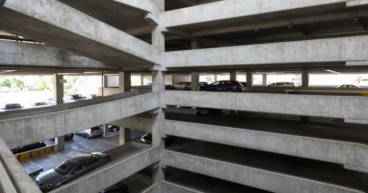 Évaluation d'un parking en ouvrage au Maroc — silo, souterrain, méthode par les revenus
