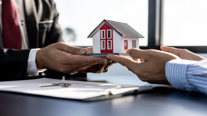 Arnaques immobilières visant les MRE : les pièges classiques et comment les déjouer