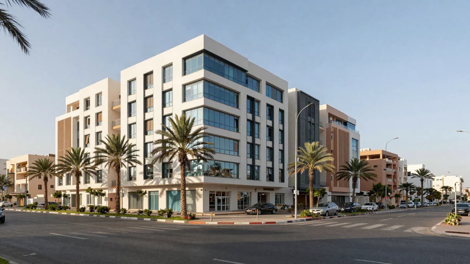 Immeuble mixte de logements et bureaux au bord d'une large avenue marocaine — détenir en nom propre ou en société