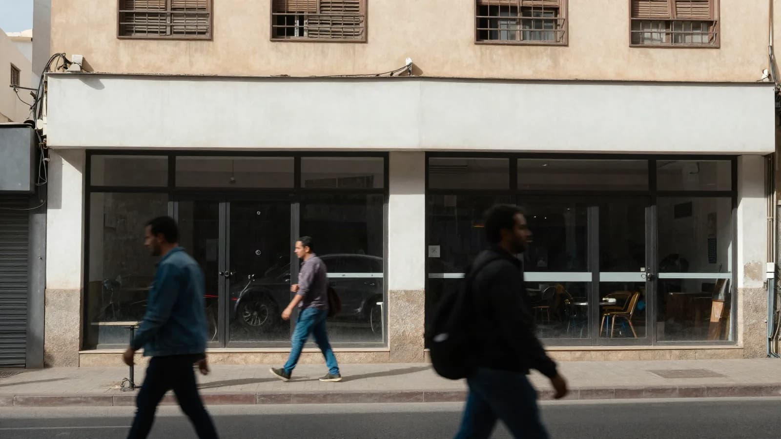 Local commercial sur une rue passante de Casablanca, large vitrage et bandeau nu — évaluation d'un local de commerce