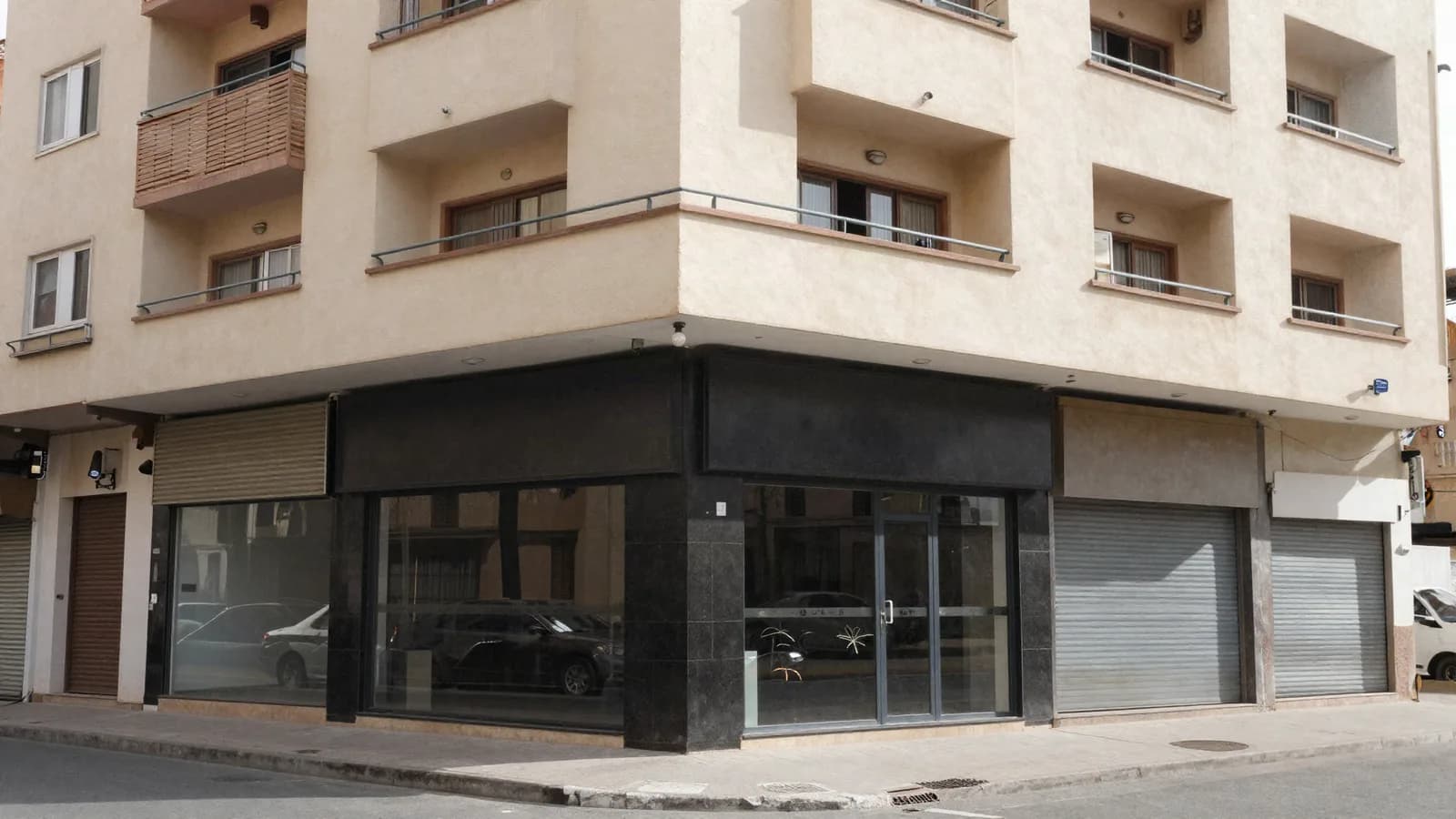 Local commercial en pied d'immeuble, vitrine donnant sur le trottoir et logements au-dessus — évaluer un local de rez-de-chaussée