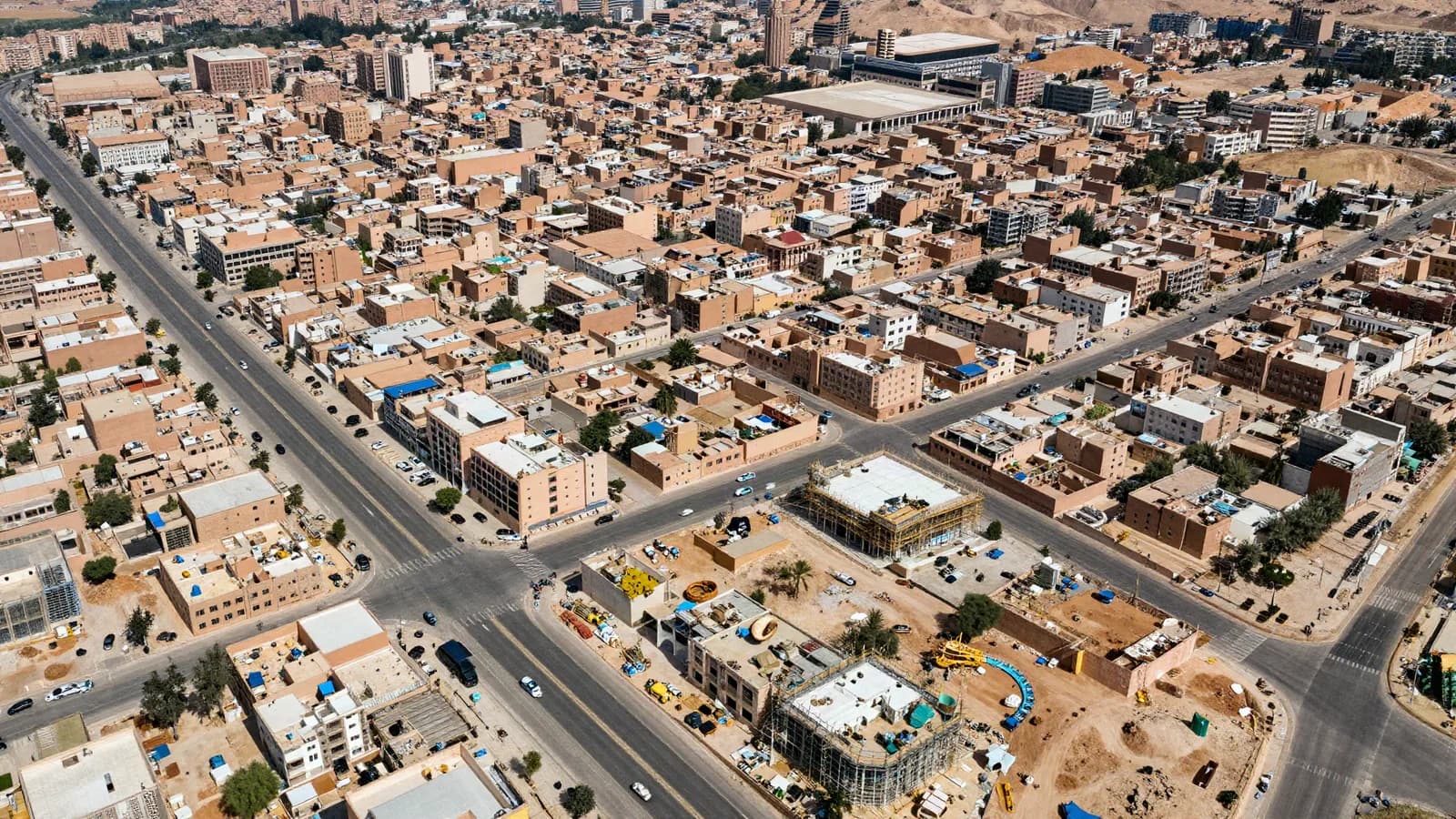 Vue aérienne d'une ville marocaine avec plusieurs chantiers immobiliers en cours