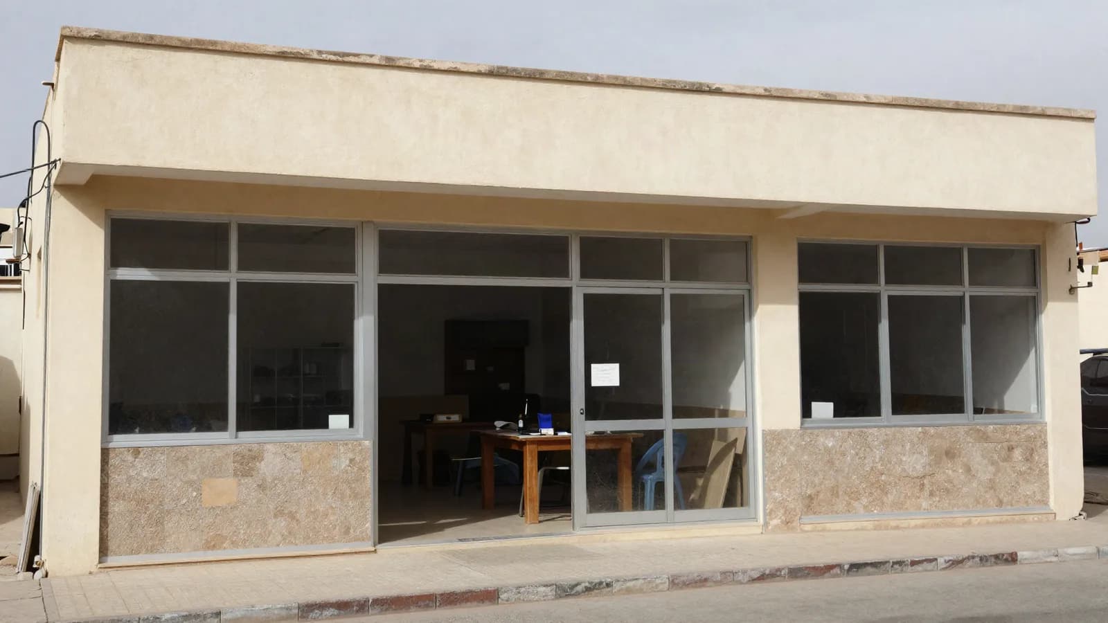 Locaux d'une entreprise familiale à Casablanca, bureaux et atelier attenant vus depuis la cour — transmission d'un patrimoine professionnel