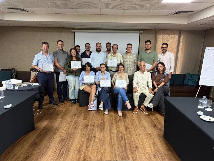 Photo de groupe de la 21e formation Évaluation Immobilière ReaConsult Academy — attestations en main, hôtel 5* Casablanca, 18 juillet 2026
